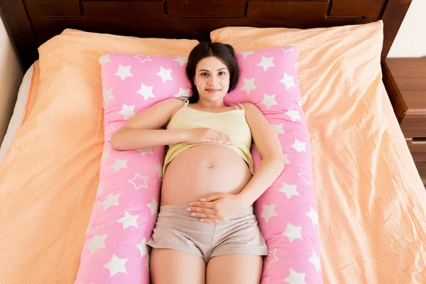 Ung Gravid Kvinna Som Ligger Sängen Med Stödjande Kudde — Stockfoto