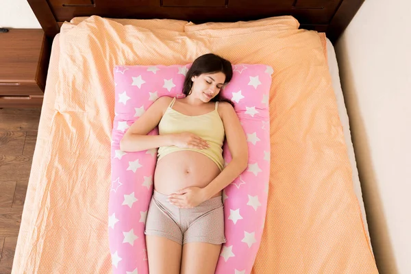 Mulher Grávida Bonita Dormindo Com Corpo Travesseiro Cama — Fotografia de Stock