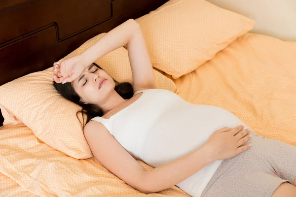 Wanita Hamil Muda Menderita Sakit Kepala Rumah Tempat Tidur — Stok Foto