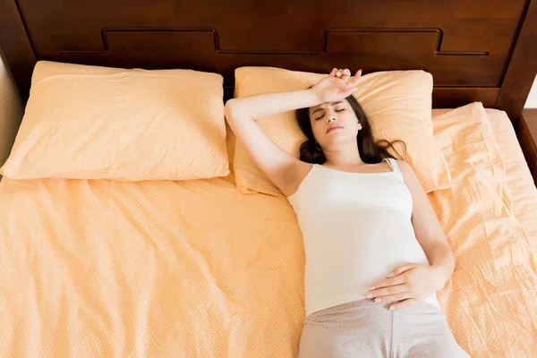 Wanita Hamil Muda Menderita Sakit Kepala Rumah Tempat Tidur — Stok Foto