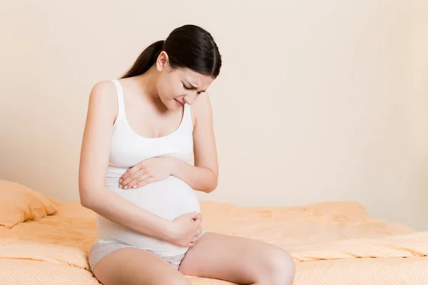 Terhes Hölgy Akinek Masszázs Alsó Has Kanapén Beltérben Terhességi Problémák — Stock Fotó