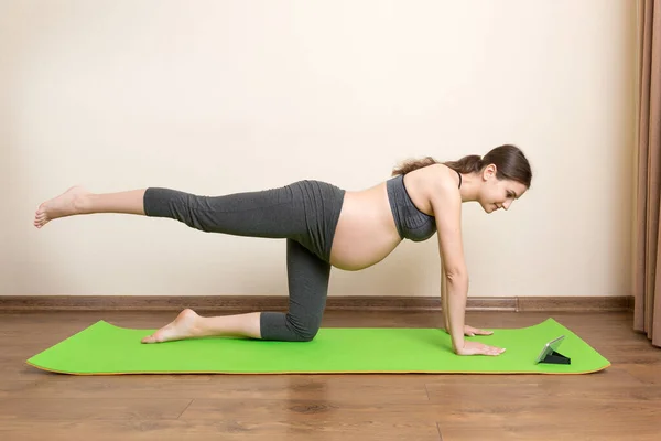 Schwangere Hält Smartphone Der Hand Während Sie Hause Auf Yogamatte — Stockfoto