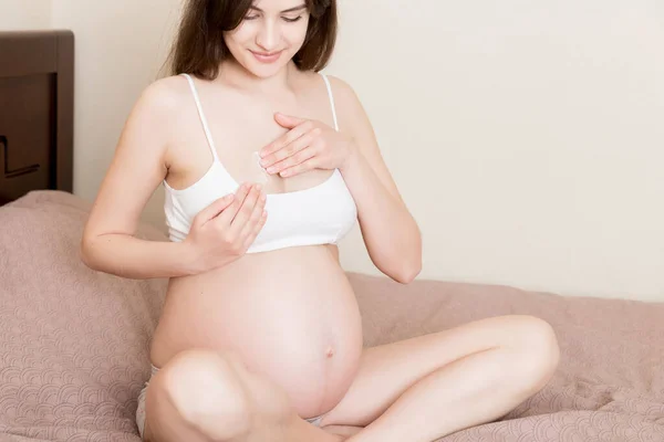 Zwangere Vrouw Die Striae Crème Buik Aanbrengt Zwangerschap Mensen Moederschap — Stockfoto