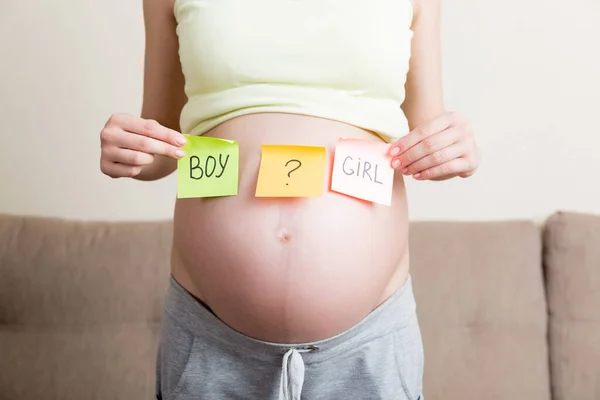 Schwangere Mit Quadratischen Bunten Aufklebern Mit Fragezeichen — Stockfoto