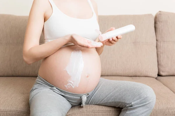 Donna Incinta Che Applica Crema Smagliatura Alla Pancia Gravidanza Persone — Foto Stock