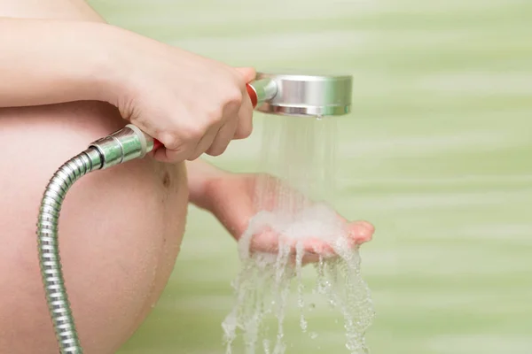 Schwangere Prüft Vor Dem Baden Die Temperatur Der Dusche — Stockfoto