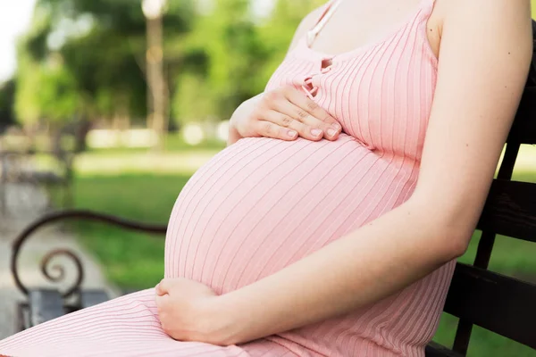 Těhotná Mladá Žena Lavičce Sedící Parku Těhotenství Mateřství Zdravý Životní — Stock fotografie