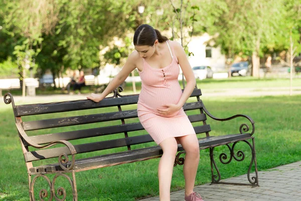 Una Giovane Donna Incinta Una Panchina Seduta Nel Parco Aggrappa — Foto Stock