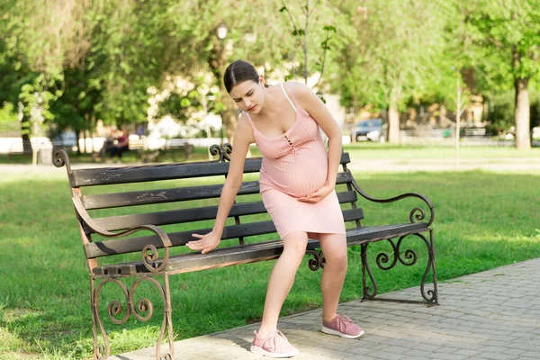 Una Joven Embarazada Banco Sentado Parque Aferra Estómago Que Duele — Foto de Stock