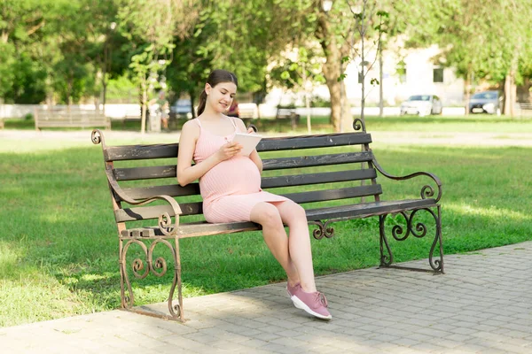 Mulher Grávida Senta Banco Parque Escreve Uma Lista Para Fazer — Fotografia de Stock