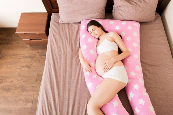 Junge Schwangere Frau Liegt Mit Stützendem Kissen Bett — Stockfoto