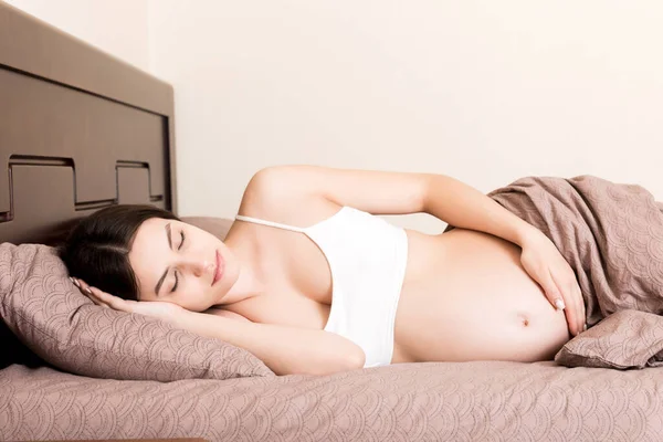 Vacker Ung Gravid Kvinna Ligger Sängen Ovanifrån Flickan Lider Det — Stockfoto