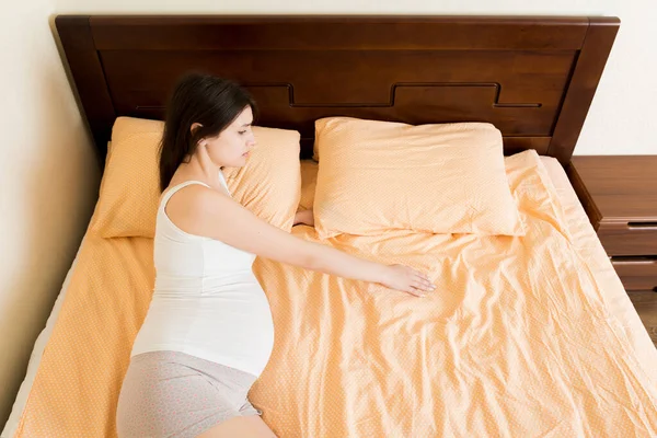 Belle Jeune Femme Enceinte Couchée Lit Vue Sur Dessus Fille — Photo