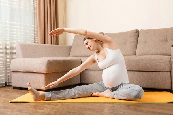 Mujer Embarazada Haciendo Ejercicio Alfombra Naranja Habitación Concepto Yoga Fitness — Foto de Stock
