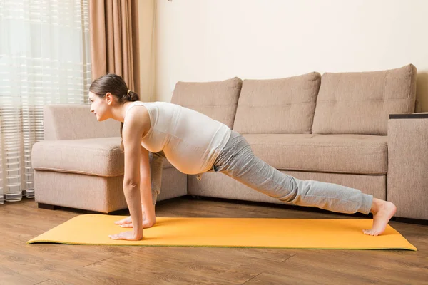 Mulher Grávida Exercitando Tapete Laranja Quarto Gravidez Yoga Fitness Conceito — Fotografia de Stock