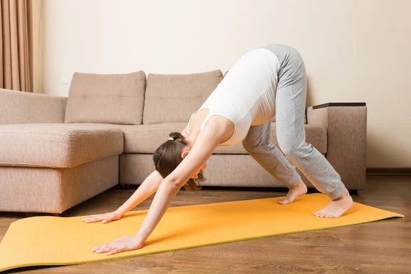 Gravidez Yoga Fitness Conceito Tempo Coronavírus Mulher Grávida Medita Interior — Fotografia de Stock