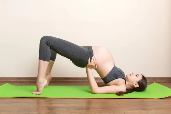 Mujer Embarazada Meditando Mientras Está Sentada Posición Yoga Meditar Sobre — Foto de Stock