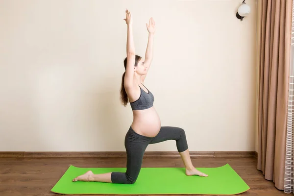 Mulher Grávida Bonita Fazendo Ioga Casa Gravidez Yoga Fitness Conceito — Fotografia de Stock