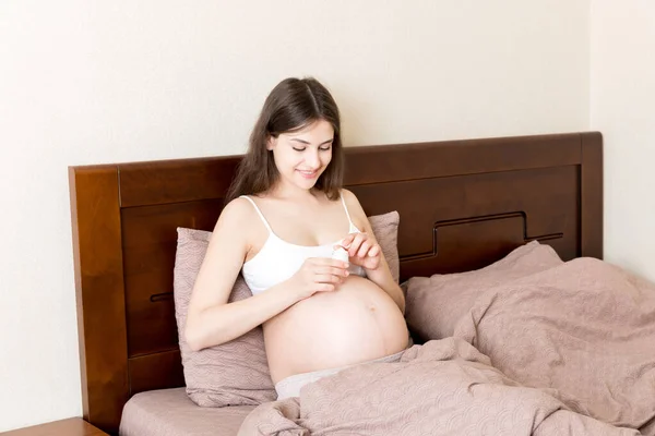 Mulher Grávida Aplicando Creme Marca Estiramento Barriga Gravidez Pessoas Conceito — Fotografia de Stock