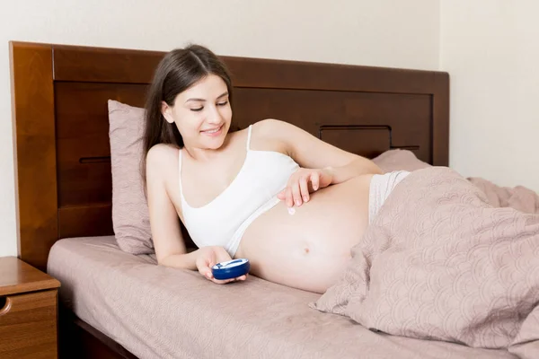 Mujer Embarazada Aplicando Crema Estrías Vientre Embarazo Personas Concepto Maternidad —  Fotos de Stock