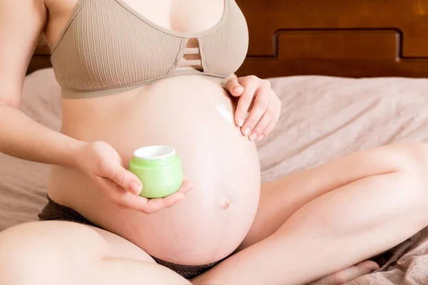 Une Fille Enceinte Est Assise Maison Sur Lit Les Frottis — Photo