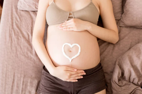 Gravid Flicka Sitter Hemma Sängen Och Smetar Stretch Kräm Magen — Stockfoto