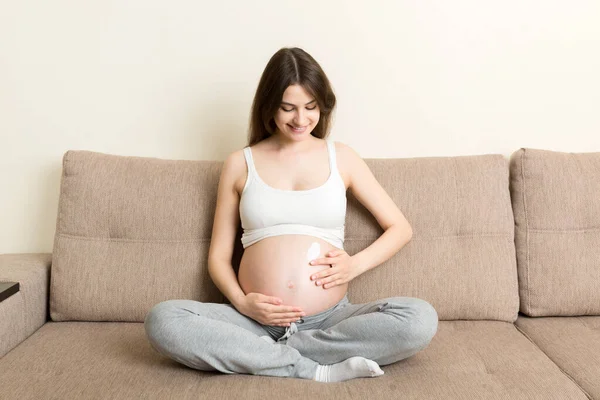 Gravid Flicka Sitter Hemma Sängen Och Smetar Stretch Märke Grädde — Stockfoto