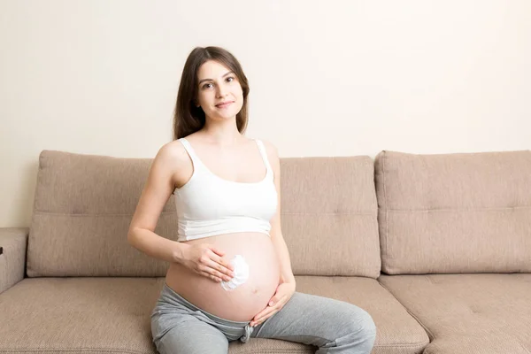 Een Zwanger Meisje Zit Thuis Het Bed Smeert Een Stretch — Stockfoto