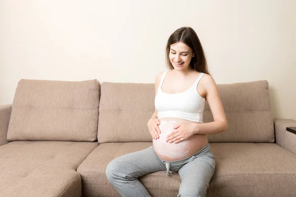 Una Chica Embarazada Sienta Casa Cama Unta Una Crema Estrías — Foto de Stock