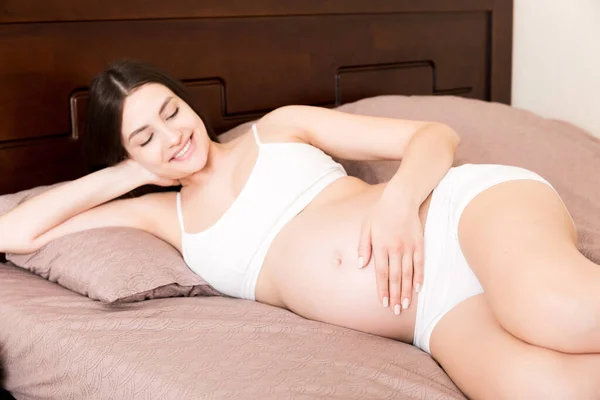 Mulher Grávida Sentada Cama Tocando Sua Barriga Casa Conceito Expectativa — Fotografia de Stock