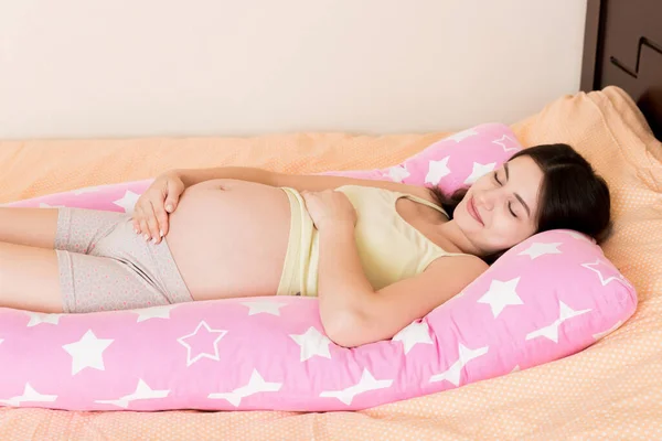 Piękna Kobieta Ciąży Śpiąca Poduszką Łóżku — Zdjęcie stockowe