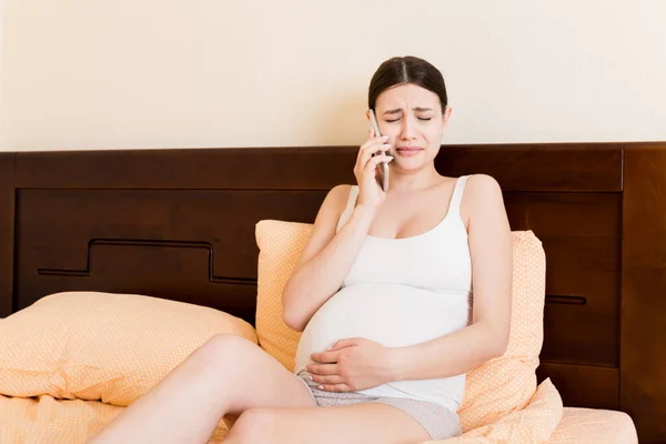 Mujer Embarazada Emocional Llorando Hablando Por Teléfono Móvil Casa Cama —  Fotos de Stock