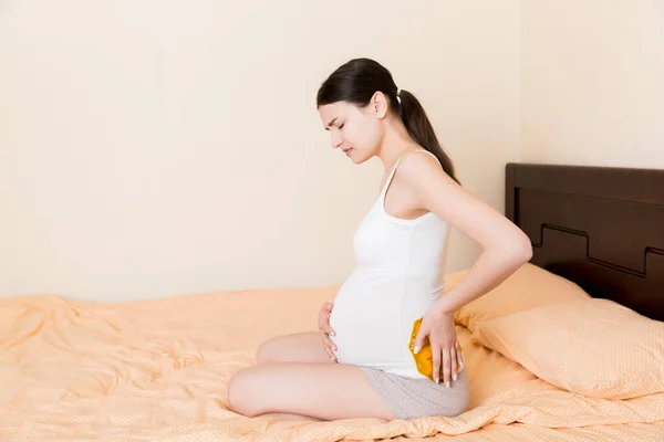 Mujer Embarazada Sufre Dolor Espalda Sostiene Una Botella Caliente Calentador — Foto de Stock