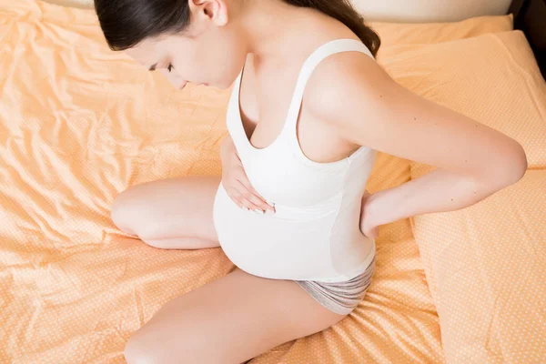 Hermosa Mujer Embarazada Tocando Barriga Manteniendo Una Mano Espalda Casa —  Fotos de Stock