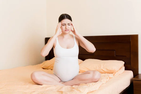 Ung Söt Gravid Kvinna Som Lider Huvudvärk Hemma Sängen — Stockfoto