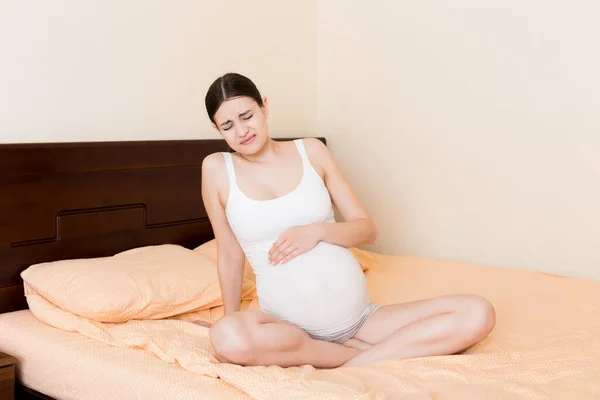 Giovane Bella Donna Incinta Nel Dolore Seduta Sul Letto Camera — Foto Stock