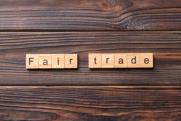 Tisztességes Kereskedelmi Szó Fablokkra Írva Fair Trade Szöveg Cement Asztalon — Stock Fotó