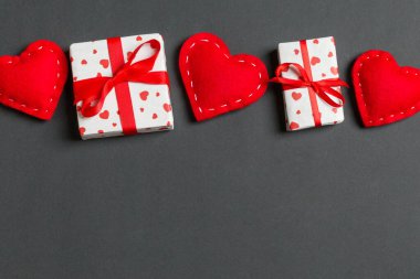 Renkli arka planda hediye kutularının ve kırmızı tekstil kalplerinin tatil kompozisyonu ve tasarımınız için boş alan. Sevgililer Günü konseptinin en üst görüntüsü.