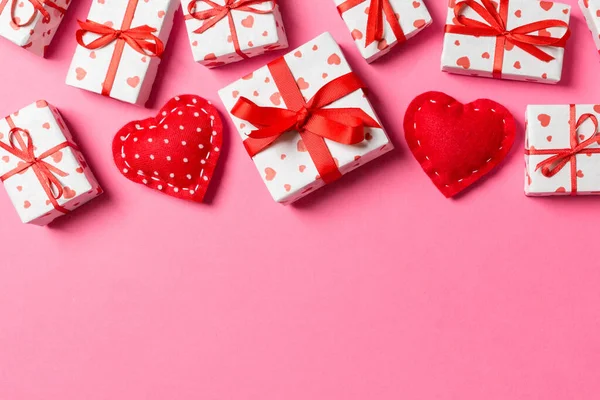 Top Kilátás Ajándékdobozok Vörös Textil Szívek Színes Háttérrel Szent Valentin — Stock Fotó