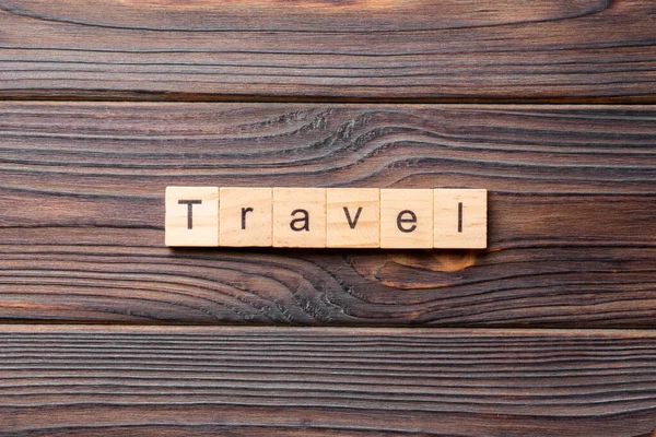 在木块上写上旅行字样 旅行文本在水泥桌上为您的设计 — 图库照片