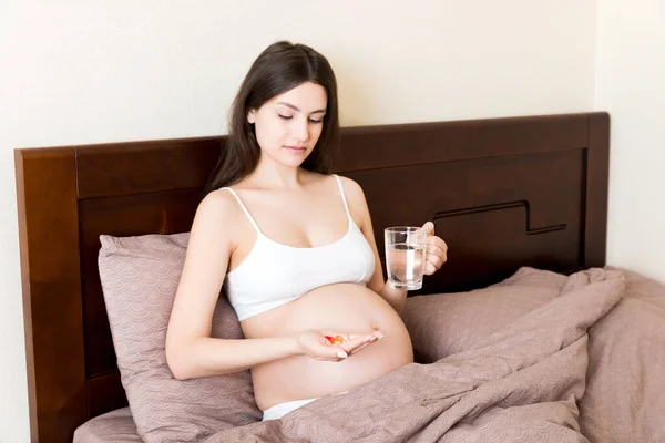 Mujer Embarazada Está Sentada Sofá Tomando Pastillas Resfriados Últimos Meses —  Fotos de Stock