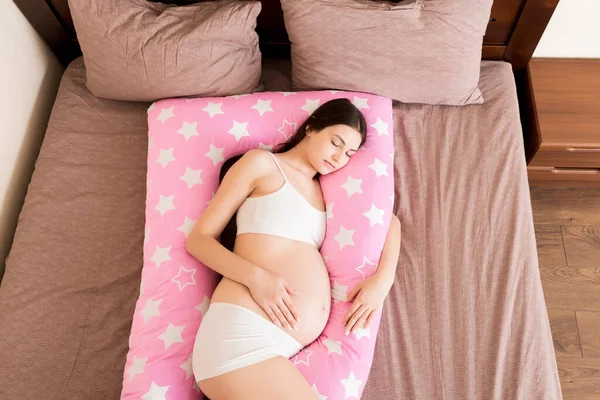 Mujer Embarazada Joven Acostada Cama Con Almohada Apoyo —  Fotos de Stock