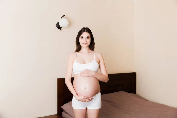 Ciężarna Kobieta Siedząca Łóżku Dotykająca Brzucha Domu Koncepcja Spodziewanej Ciąży — Zdjęcie stockowe
