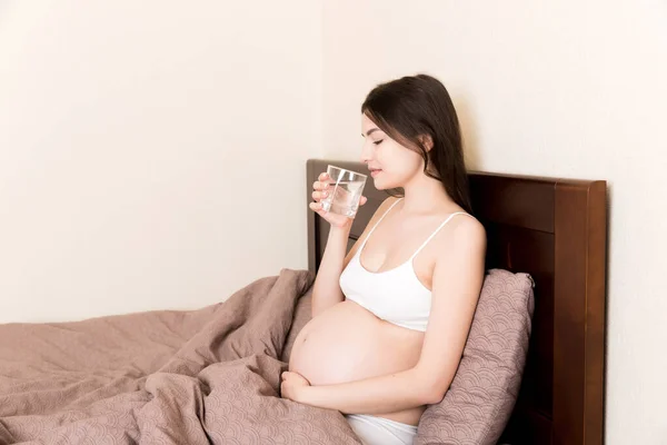 Foto Una Bella Donna Incinta Che Tiene Mani Sulla Pancia — Foto Stock