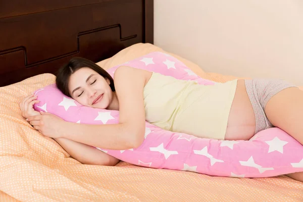 Mulher Grávida Bonita Dormindo Com Corpo Travesseiro Cama — Fotografia de Stock