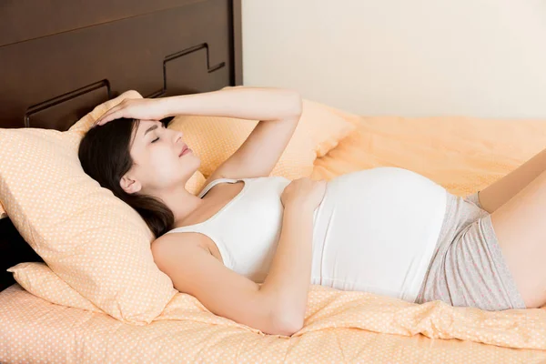 Schöne Junge Schwangere Frau Bett Liegend Draufsicht Das Mädchen Leidet — Stockfoto