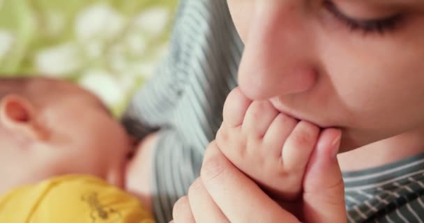 Madre amamantando a su bebé recién nacido en el sofá. La leche materna es una medicina natural para el bebé. familia, comida, niño, alimentación y concepto de paternidad — Vídeos de Stock