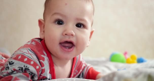 Bebé, concepto de la infancia - primer plano de sonreír feliz Bebé juega con un mordedor. Cortar los dientes. Primeros dientes. Joy mordida de bebé sin dientes de 7 meses, roe el juguete del mordedor — Vídeo de stock