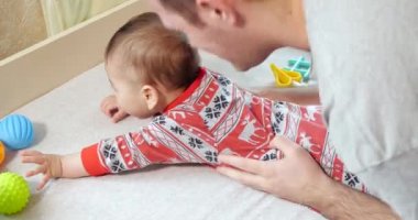 Bebekli bir adam. Genç adam küçük bebekle oynuyor. Mutlu baba kavramı