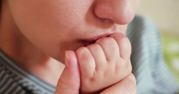 Moeder die haar pasgeboren baby borstvoeding geeft op de bank. Melk van moeders borst is een natuurlijk medicijn voor de baby. familie, voedsel, kind, eten en ouderschap concept — Stockvideo